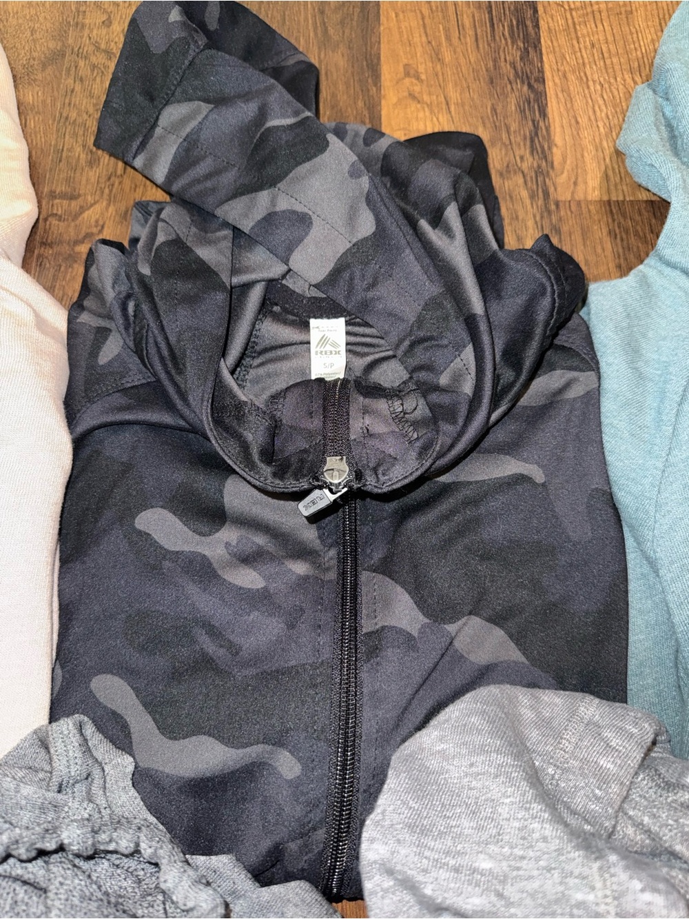 Lot of 5 Women’s Zip up Sweaters (size SMALL) - Picture 6 of 7
